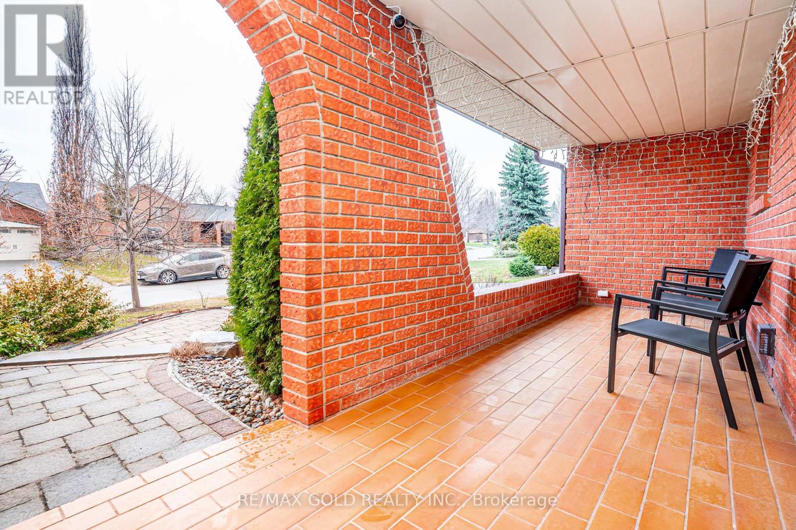 8 Oldham Crescent, Brampton, Ontario  L6Z 1W3 - Photo 4 - W12982078