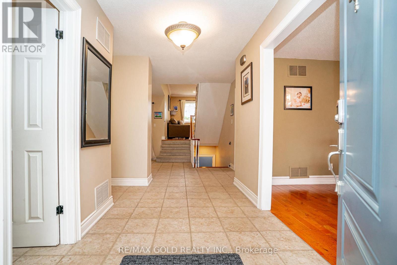 8 Oldham Crescent, Brampton, Ontario  L6Z 1W3 - Photo 5 - W12982078