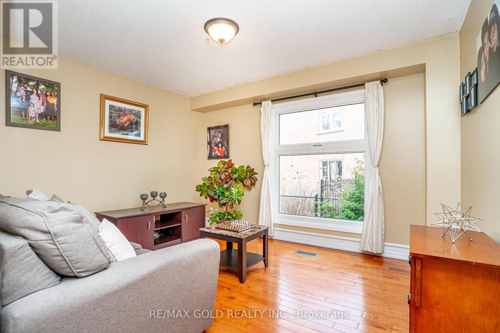 8 Oldham Crescent, Brampton, Ontario  L6Z 1W3 - Photo 9 - W12982078