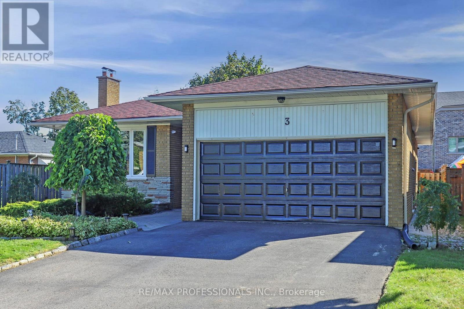 3 Hartsdale Drive E, Toronto, Ontario  M9R 2S1 - Photo 2 - W12982118