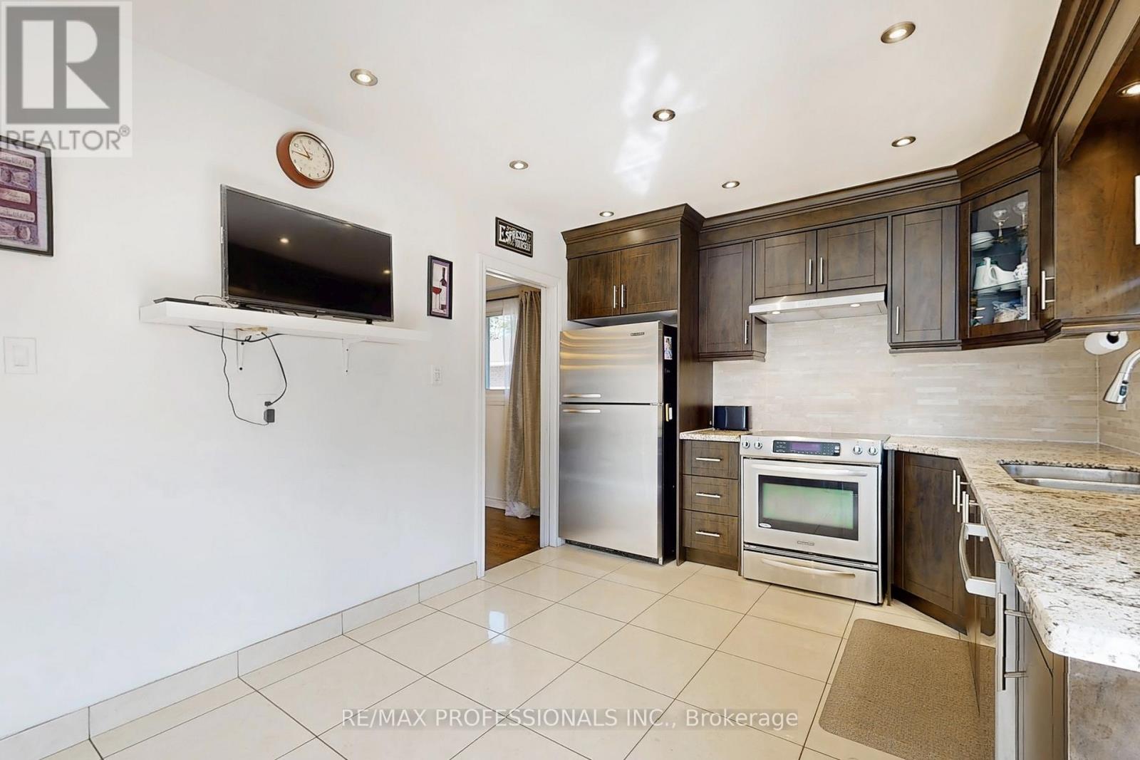 3 Hartsdale Drive E, Toronto, Ontario  M9R 2S1 - Photo 7 - W12982118