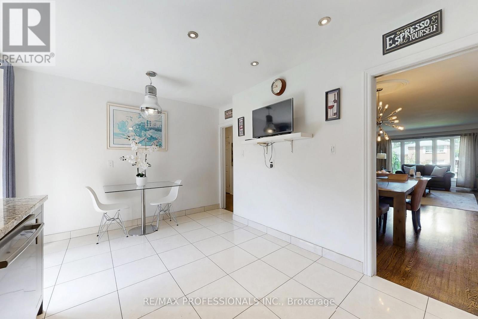 3 Hartsdale Drive E, Toronto, Ontario  M9R 2S1 - Photo 8 - W12982118