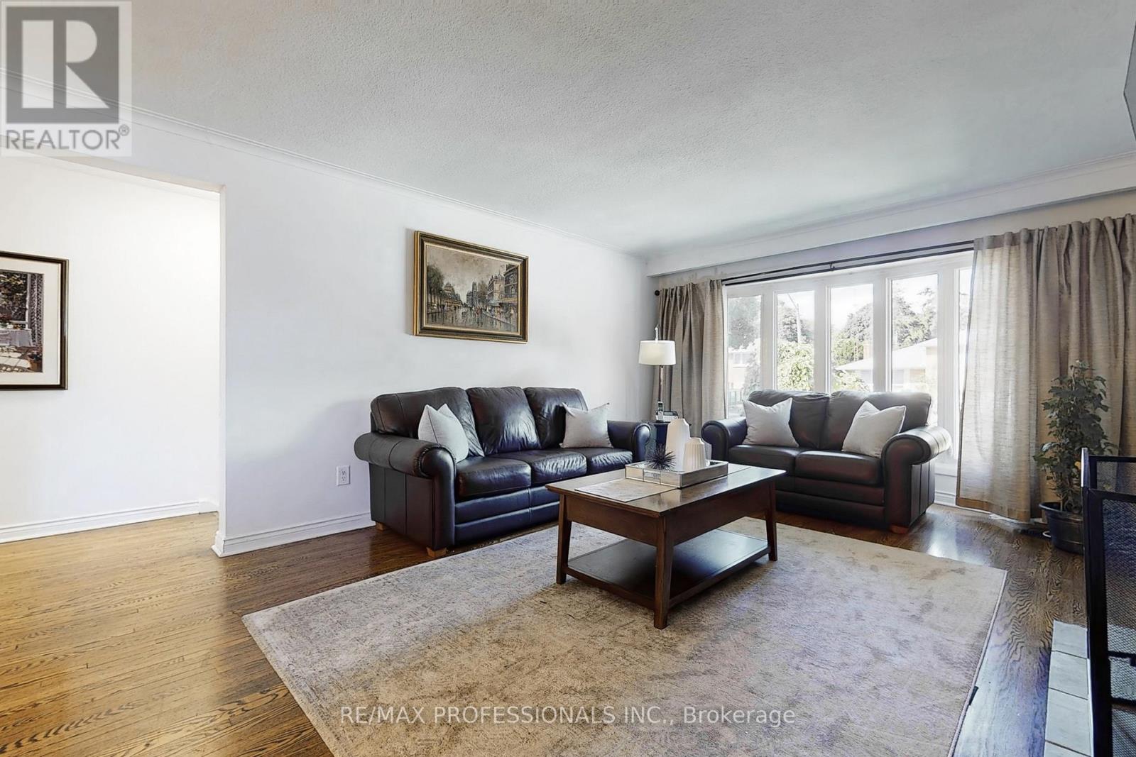 3 Hartsdale Drive E, Toronto, Ontario  M9R 2S1 - Photo 9 - W12982118