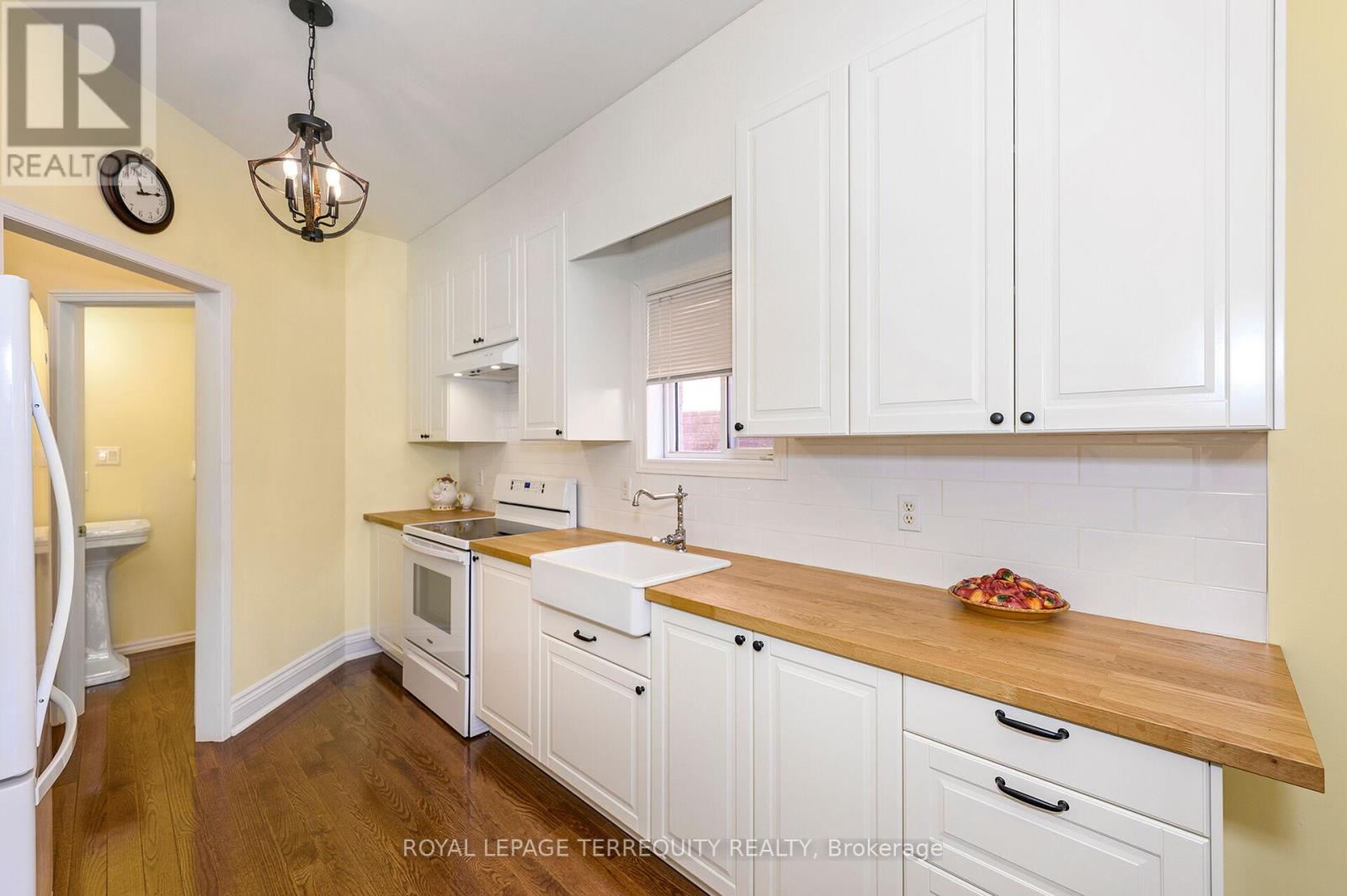 30 Purdy Crescent, Toronto, Ontario  M9N 3X7 - Photo 9 - W12982146