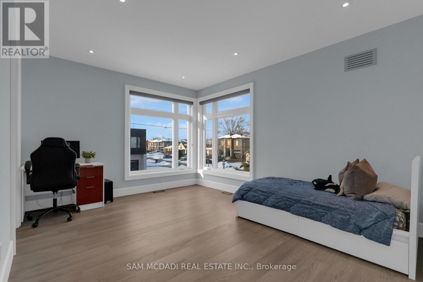 1050 Edgeleigh Avenue, Mississauga, Ontario  L5E 2G1 - Photo 16 - W12982230