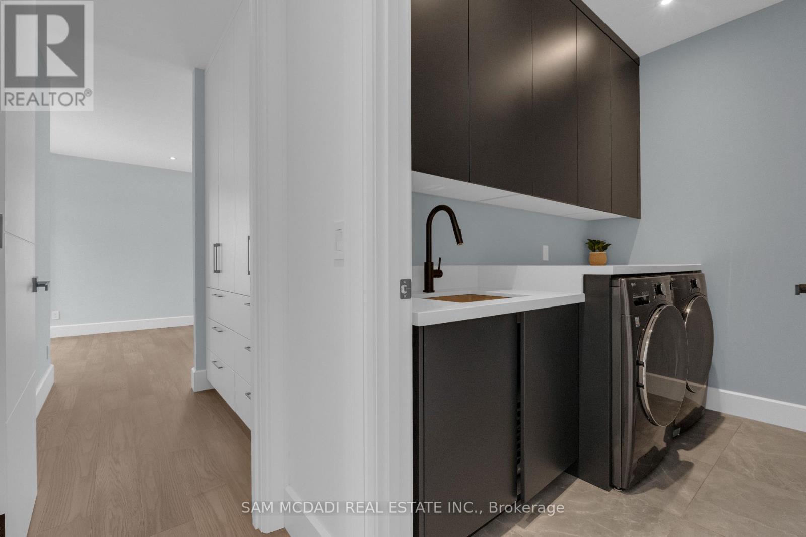 1050 Edgeleigh Avenue, Mississauga, Ontario  L5E 2G1 - Photo 17 - W12982230