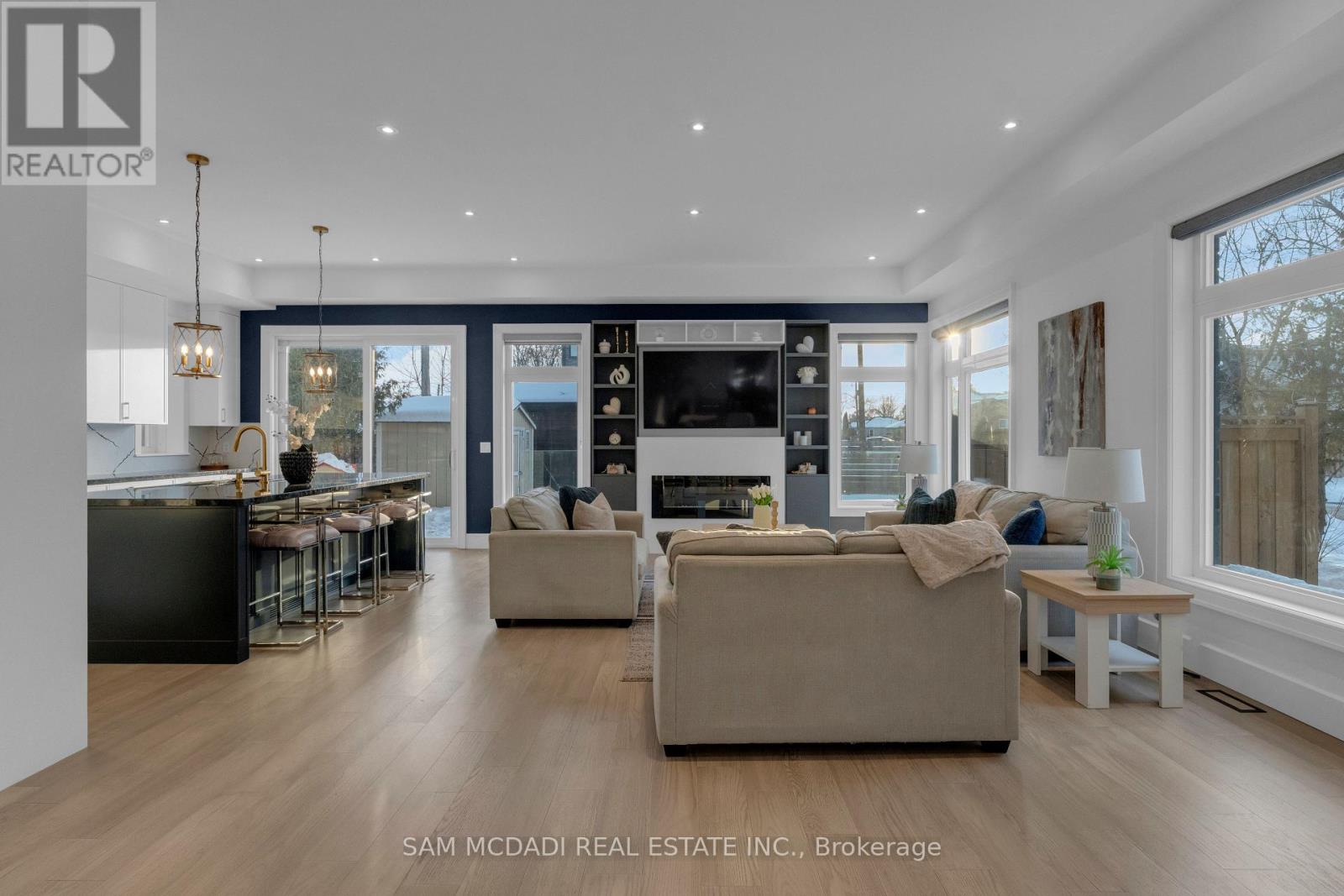 1050 Edgeleigh Avenue, Mississauga, Ontario  L5E 2G1 - Photo 2 - W12982230