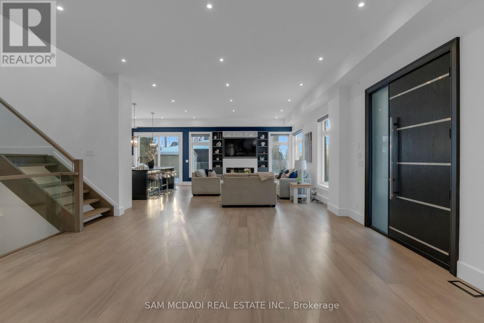 1050 Edgeleigh Avenue, Mississauga, Ontario  L5E 2G1 - Photo 3 - W12982230