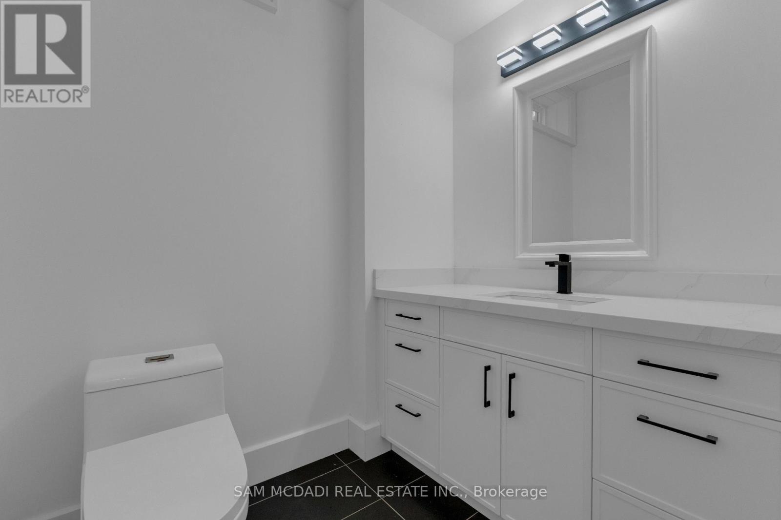 1050 Edgeleigh Avenue, Mississauga, Ontario  L5E 2G1 - Photo 32 - W12982230