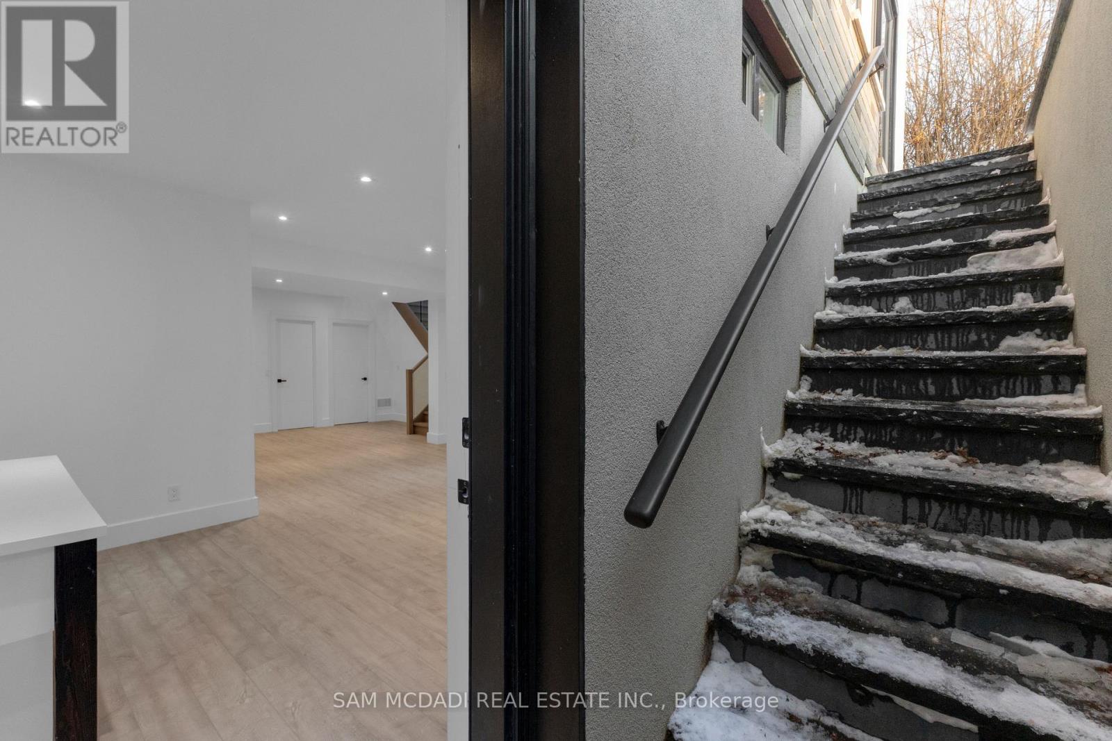 1050 Edgeleigh Avenue, Mississauga, Ontario  L5E 2G1 - Photo 36 - W12982230