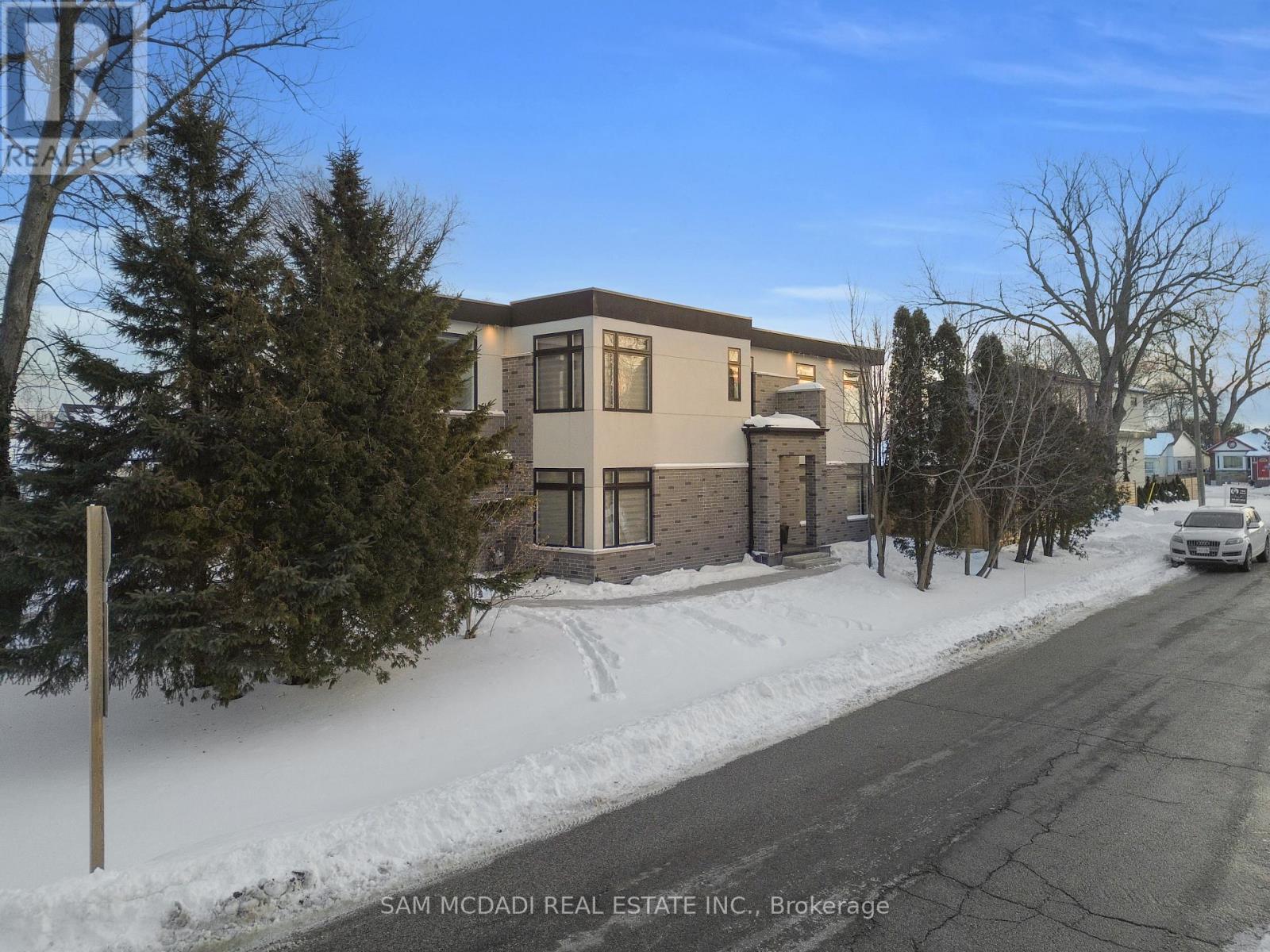 1050 Edgeleigh Avenue, Mississauga, Ontario  L5E 2G1 - Photo 37 - W12982230