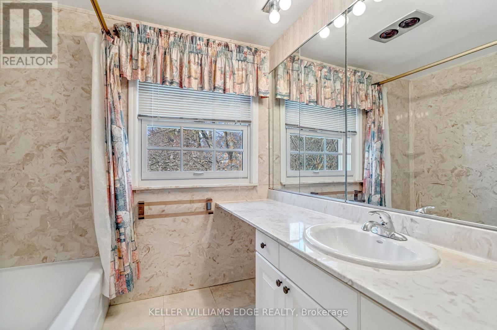 524 Meadow Wood Road, Mississauga (Clarkson), Ontario  L5J 2S3 - Photo 34 - W12982274