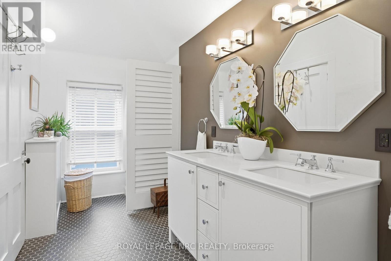 176 James Street, St. Catharines, Ontario  L2R 5C5 - Photo 32 - X12982416