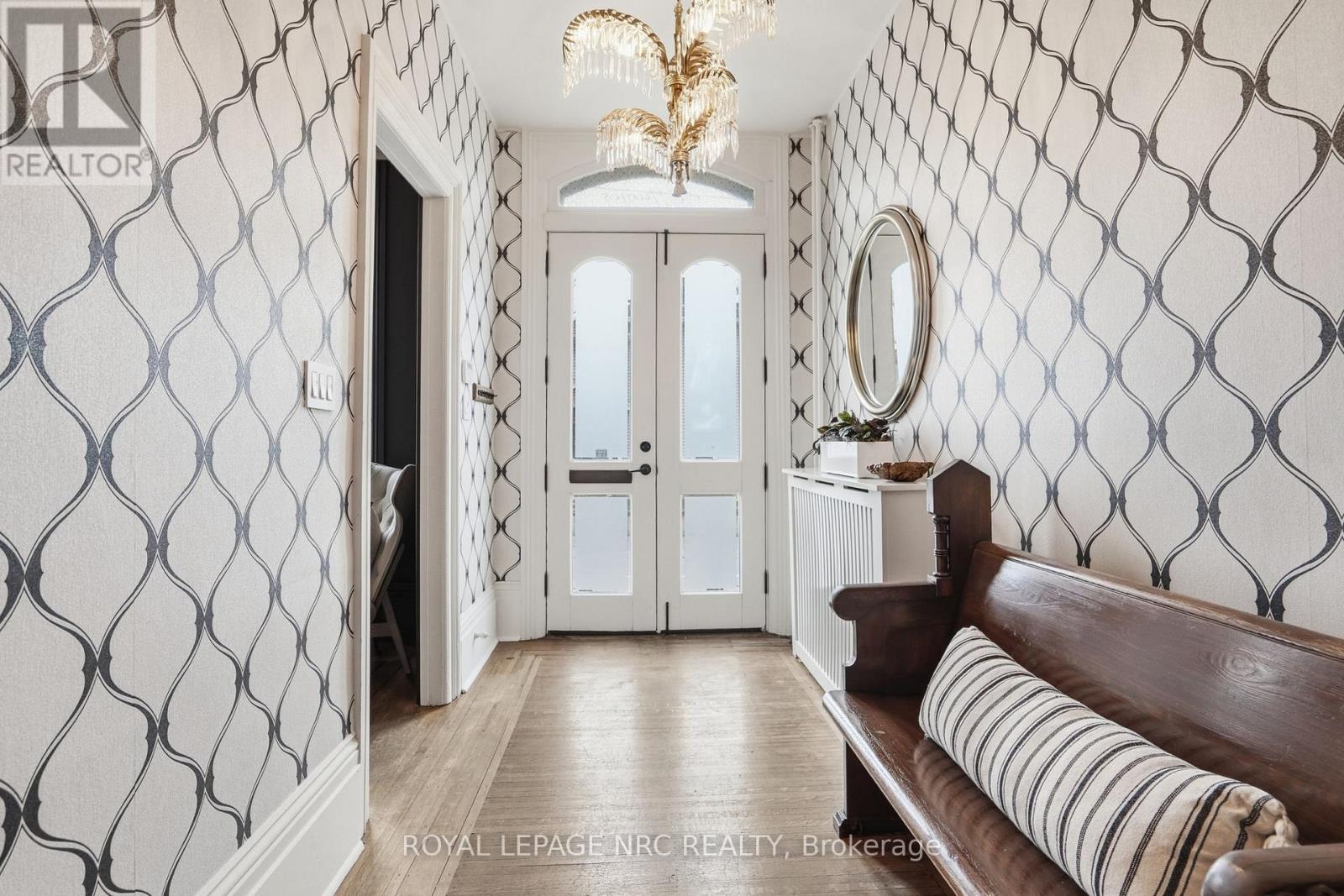 176 James Street, St. Catharines, Ontario  L2R 5C5 - Photo 4 - X12982416