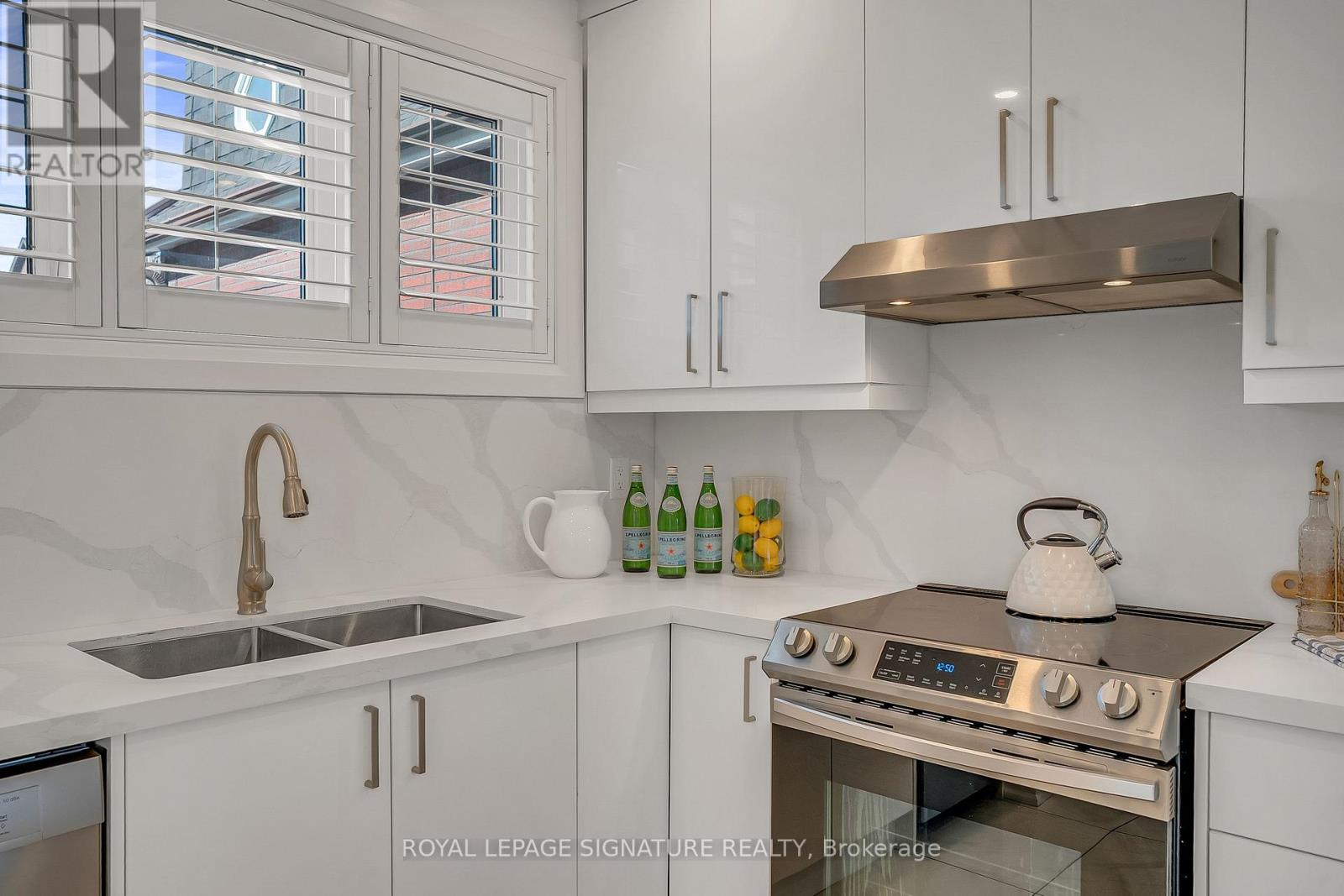 70 Clovelly Avenue, Toronto, Ontario  M6C 1Y3 - Photo 9 - C12973988