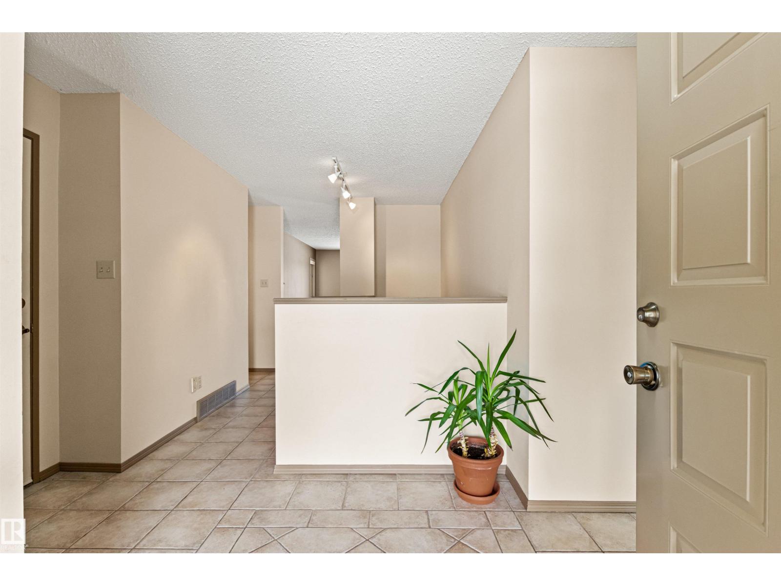 205 Oeming Rd Nw, Edmonton, Alberta  T6R 1M1 - Photo 4 - E4477714