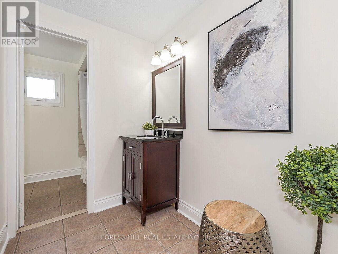 6328 Martel Court, Mississauga, Ontario  L5N 3H6 - Photo 13 - W12966480