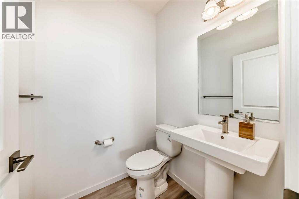 289 Crestmont Drive Sw, Calgary, Alberta  T3B 6G9 - Photo 3 - A2287665