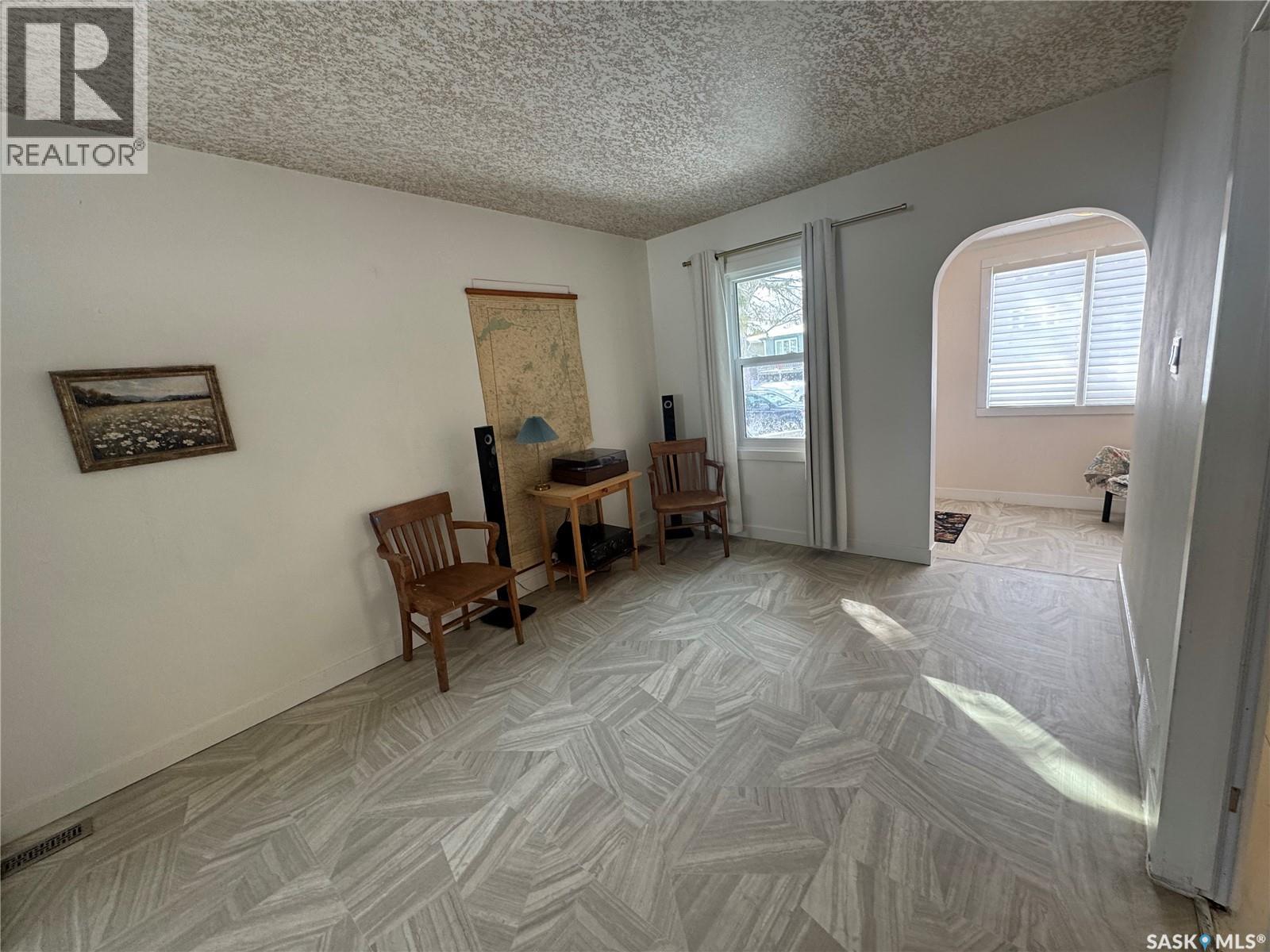 3027 Robinson Street, Regina, Saskatchewan  S4S 1V3 - Photo 3 - SK032326