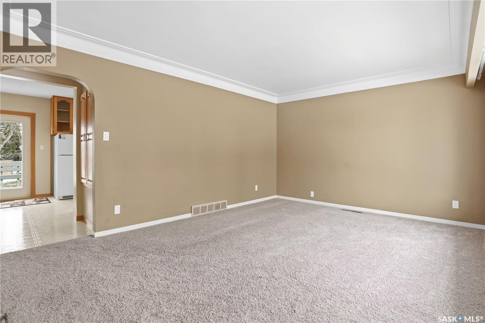 1317 6th Avenue Nw, Moose Jaw, Saskatchewan  S6H 4A9 - Photo 3 - SK032352