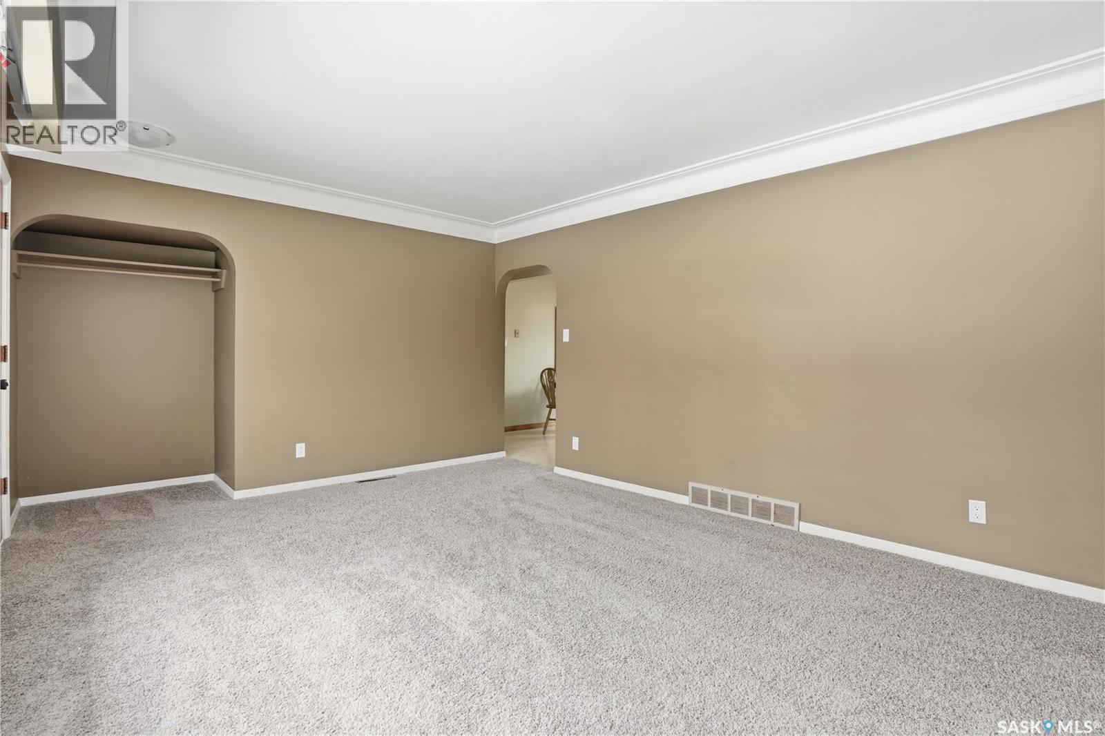 1317 6th Avenue Nw, Moose Jaw, Saskatchewan  S6H 4A9 - Photo 4 - SK032352