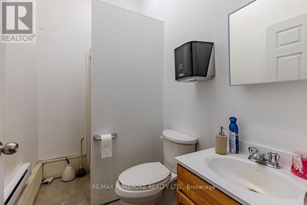 1366 Pembroke Street E, Laurentian Valley, Ontario  K8A 6W2 - Photo 13 - X12634426