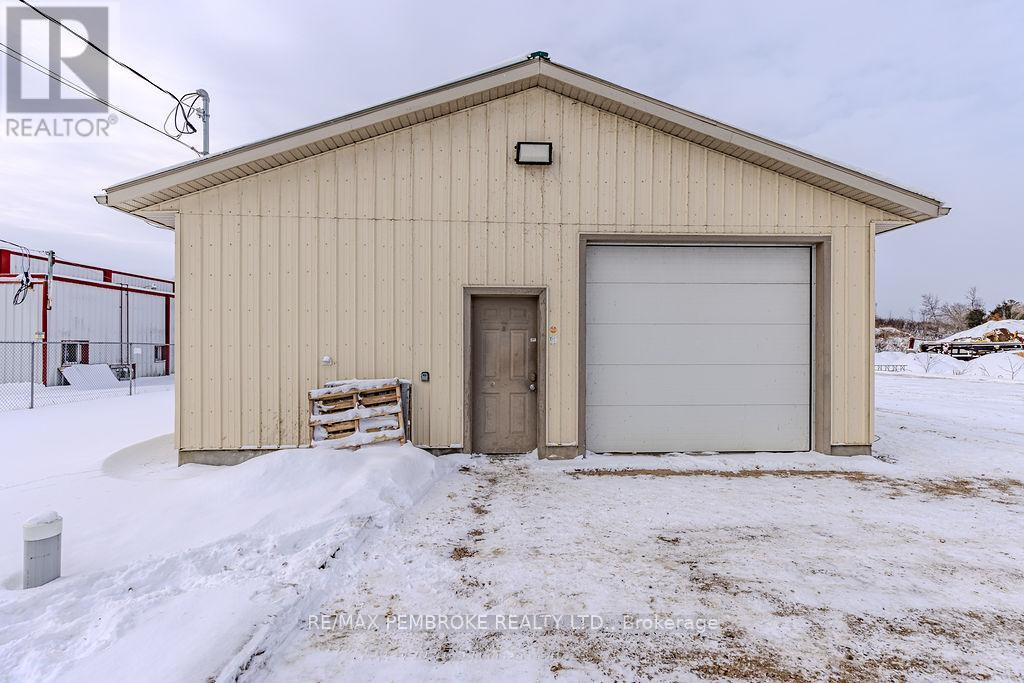 1366 Pembroke Street E, Laurentian Valley, Ontario  K8A 6W2 - Photo 15 - X12634426