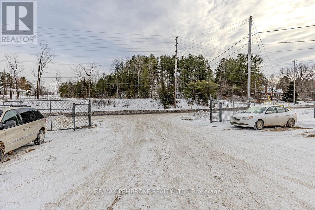 1366 Pembroke Street E, Laurentian Valley, Ontario  K8A 6W2 - Photo 17 - X12634426