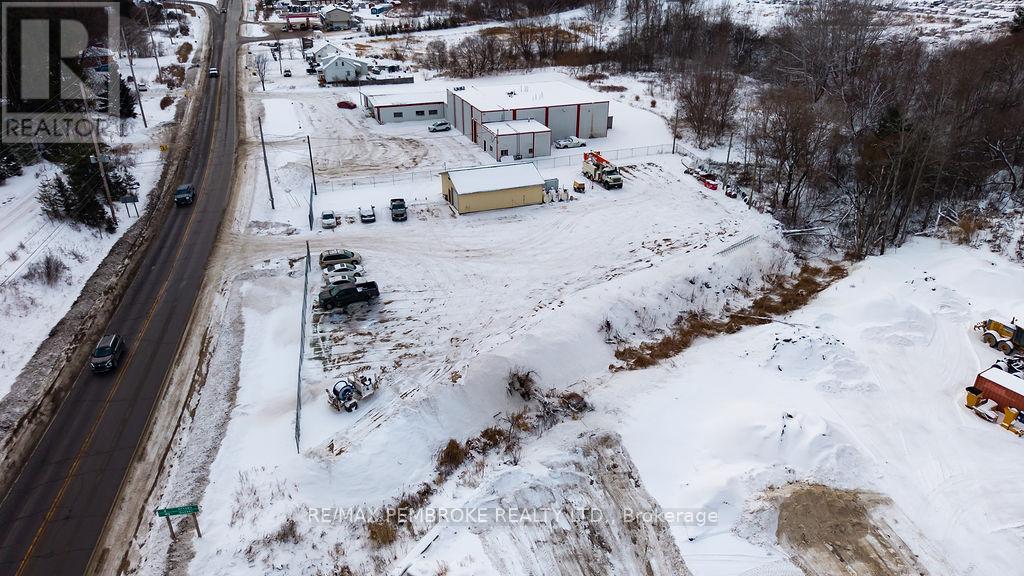 1366 Pembroke Street E, Laurentian Valley, Ontario  K8A 6W2 - Photo 2 - X12634426