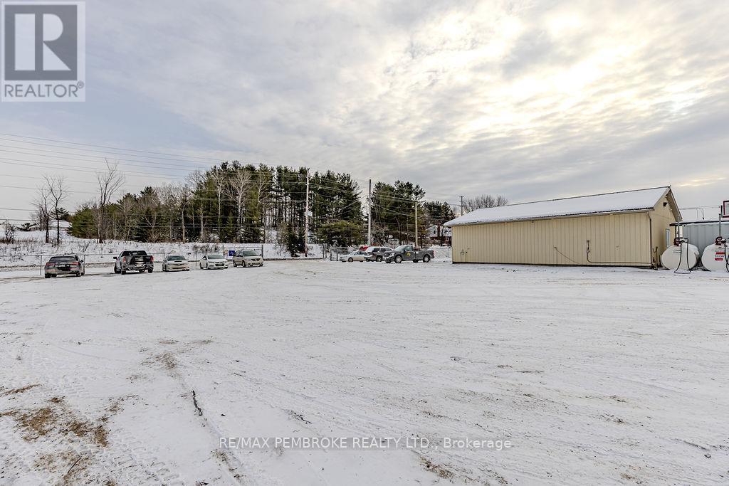 1366 Pembroke Street E, Laurentian Valley, Ontario  K8A 6W2 - Photo 21 - X12634426