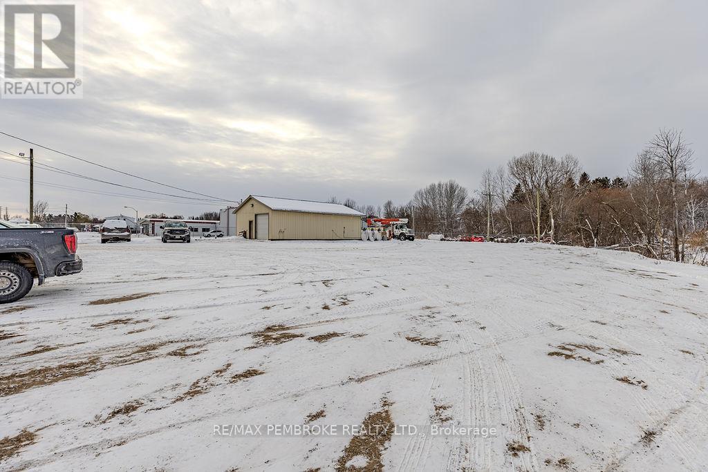 1366 Pembroke Street E, Laurentian Valley, Ontario  K8A 6W2 - Photo 19 - X12634426