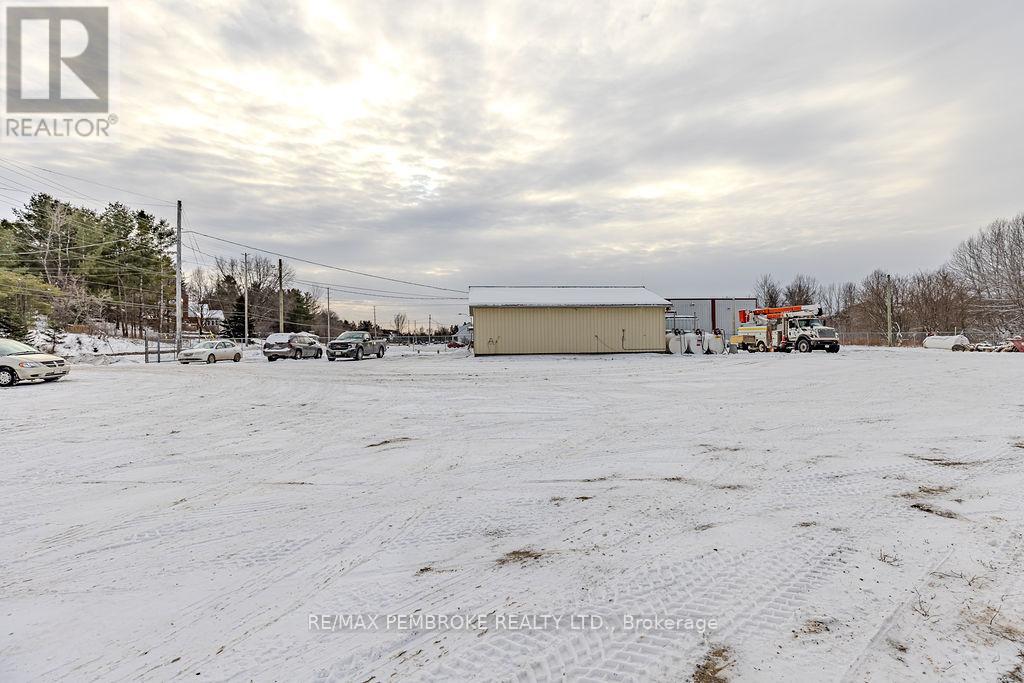 1366 Pembroke Street E, Laurentian Valley, Ontario  K8A 6W2 - Photo 20 - X12634426