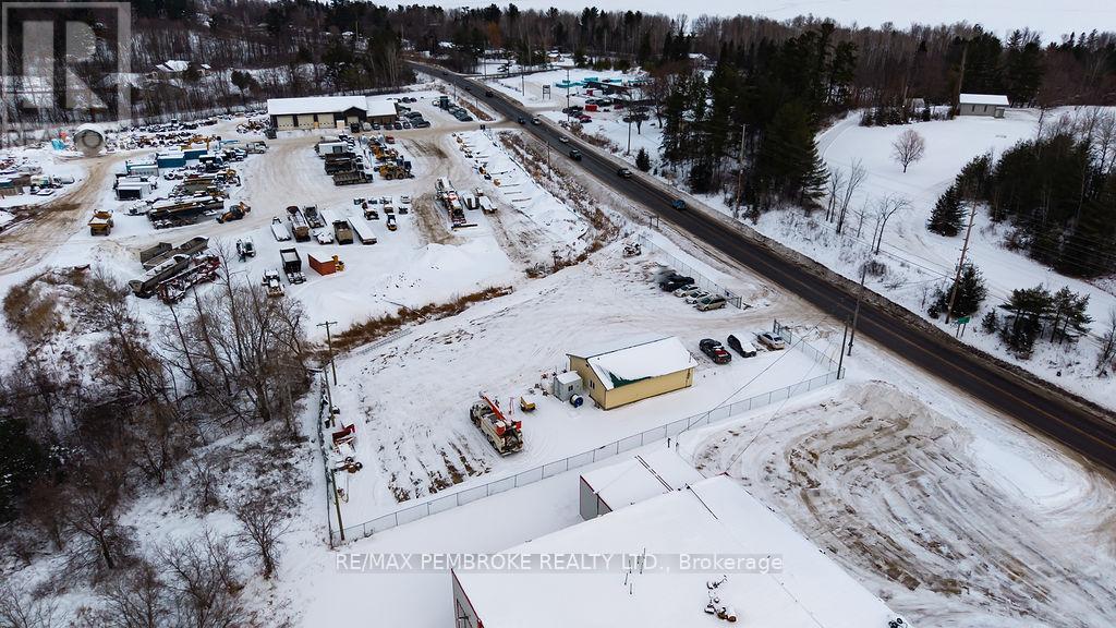 1366 Pembroke Street E, Laurentian Valley, Ontario  K8A 6W2 - Photo 6 - X12634426