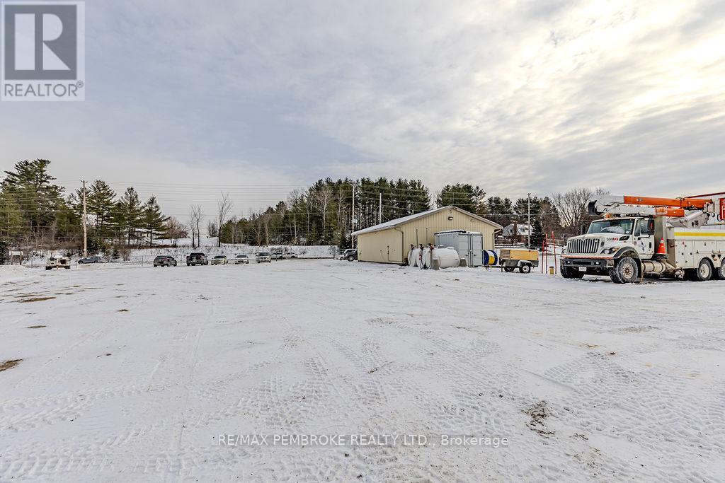 1366 Pembroke Street E, Laurentian Valley, Ontario  K8A 6W2 - Photo 22 - X12634426