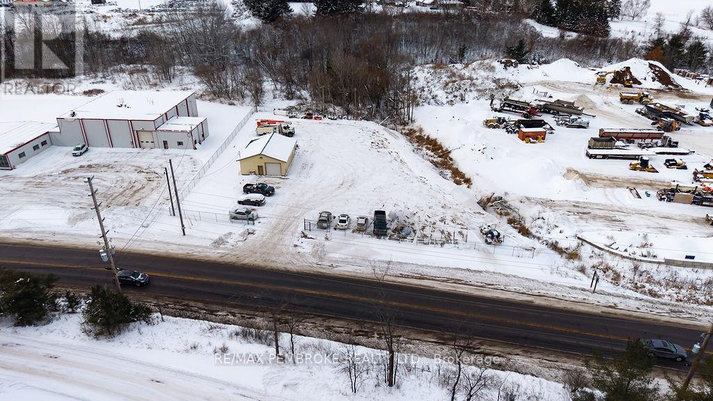 1366 Pembroke Street E, Laurentian Valley, Ontario  K8A 6W2 - Photo 4 - X12634426