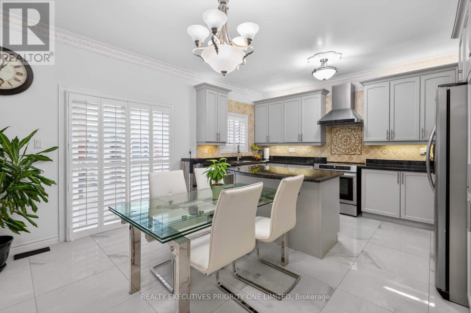 130 Greenview Circle, Vaughan, Ontario  L6A 0B6 - Photo 15 - N12982394