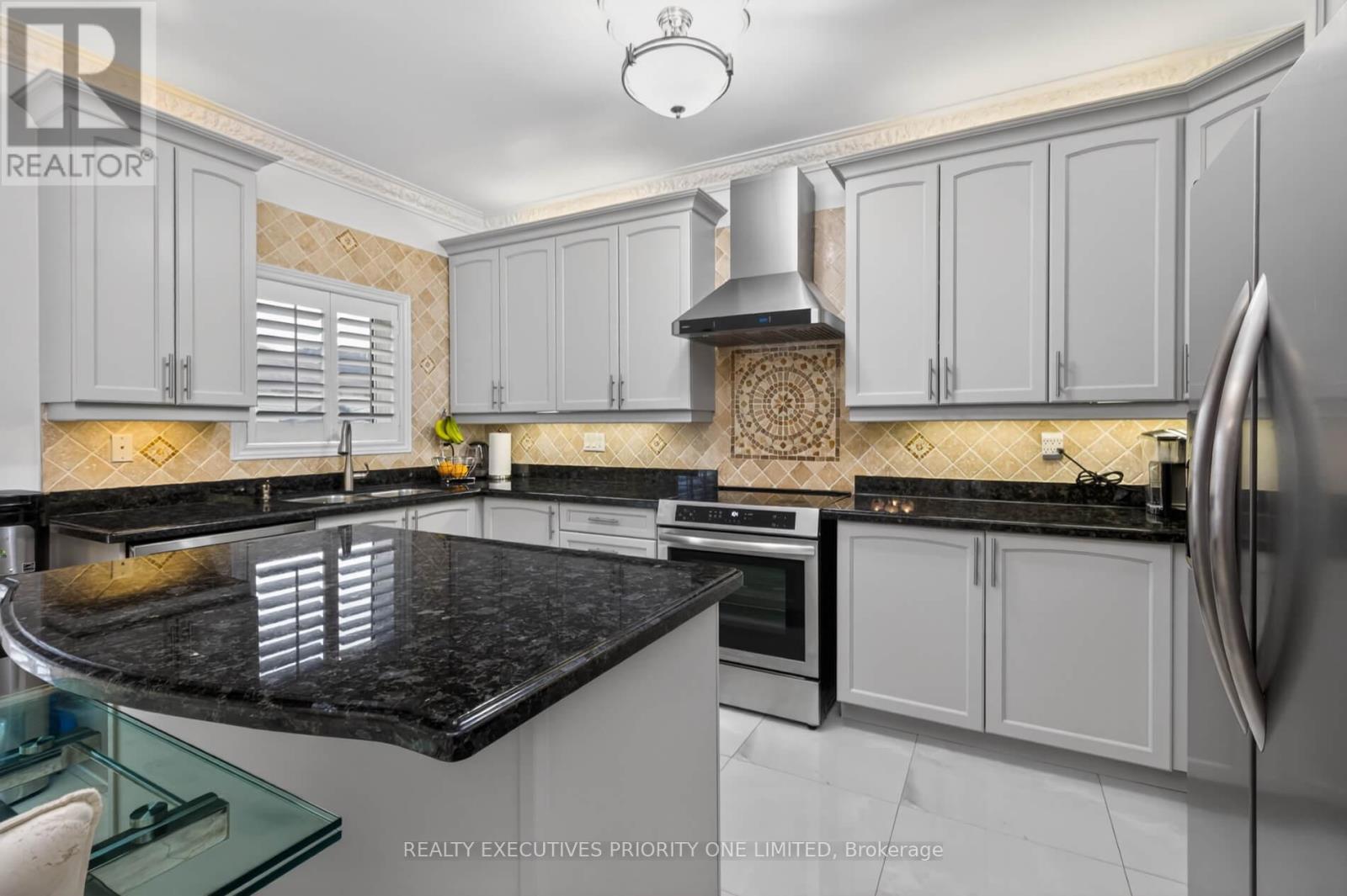 130 Greenview Circle, Vaughan, Ontario  L6A 0B6 - Photo 17 - N12982394