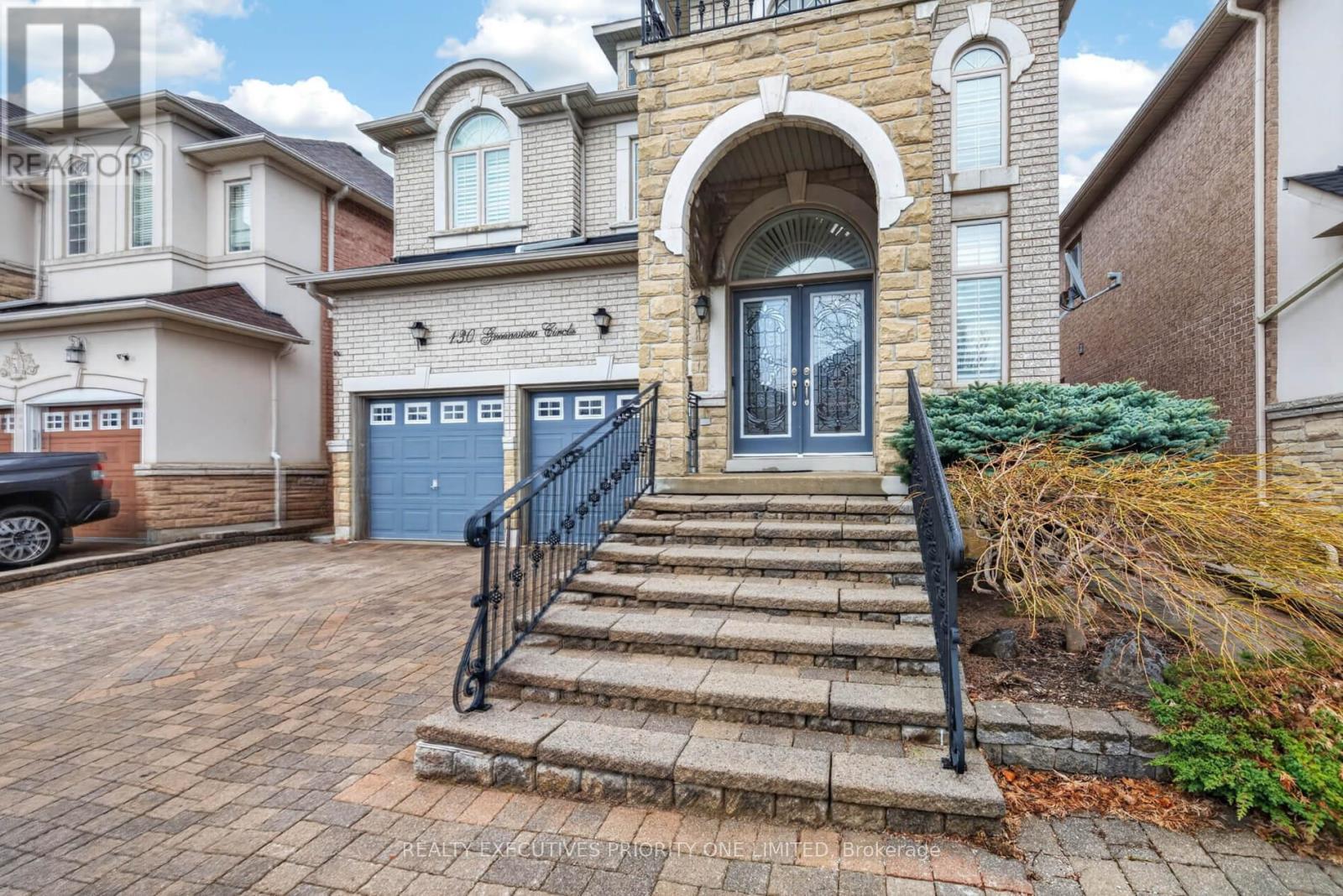 130 Greenview Circle, Vaughan, Ontario  L6A 0B6 - Photo 2 - N12982394