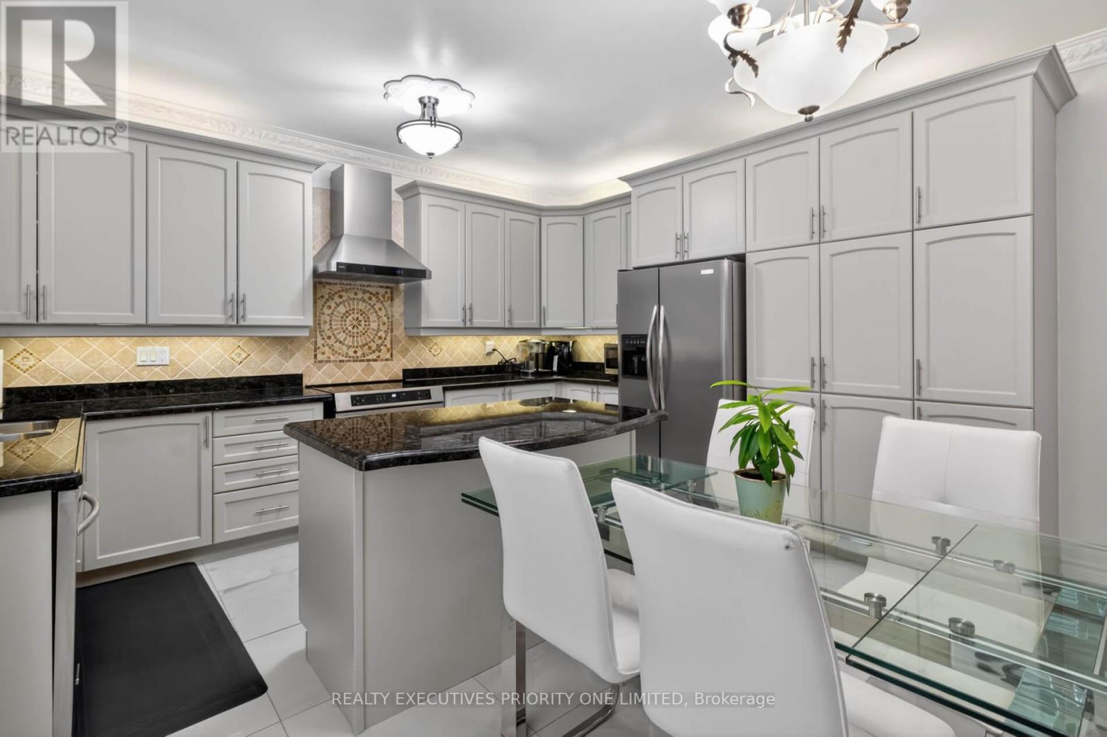 130 Greenview Circle, Vaughan, Ontario  L6A 0B6 - Photo 20 - N12982394