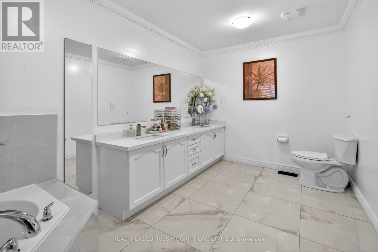 130 Greenview Circle, Vaughan, Ontario  L6A 0B6 - Photo 30 - N12982394