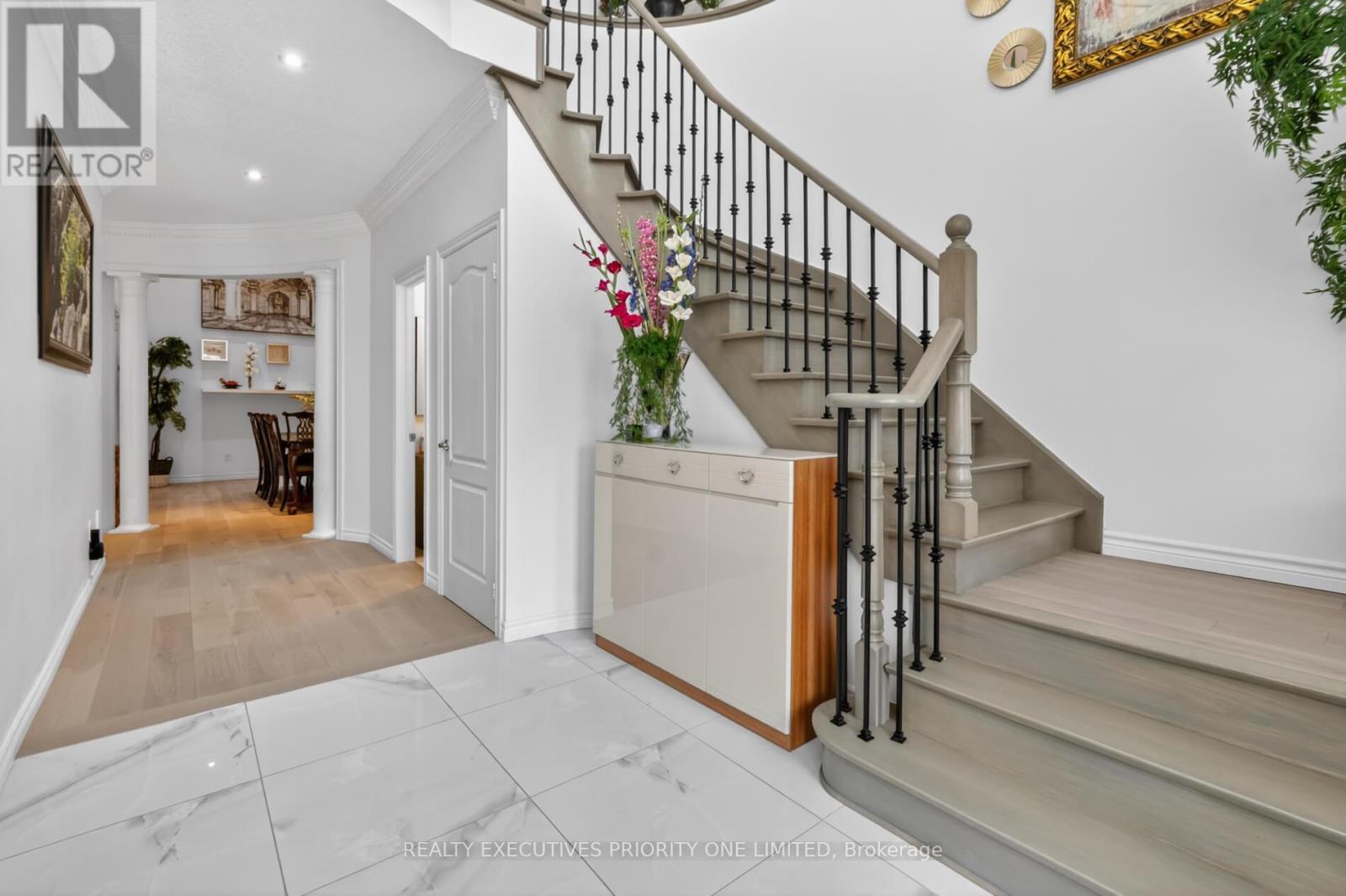 130 Greenview Circle, Vaughan, Ontario  L6A 0B6 - Photo 4 - N12982394