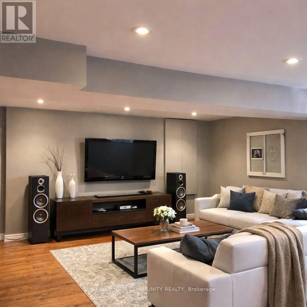 708 Mountview Place, Newmarket, Ontario  L3Y 3P7 - Photo 2 - N12982466