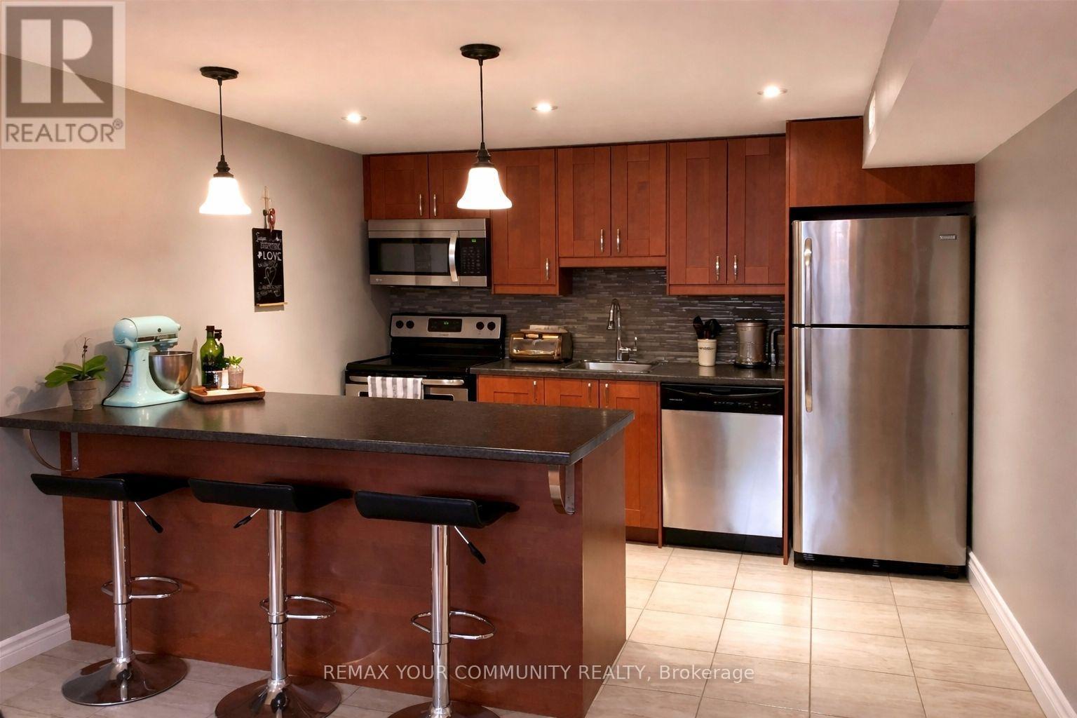 708 Mountview Place, Newmarket, Ontario  L3Y 3P7 - Photo 5 - N12982466