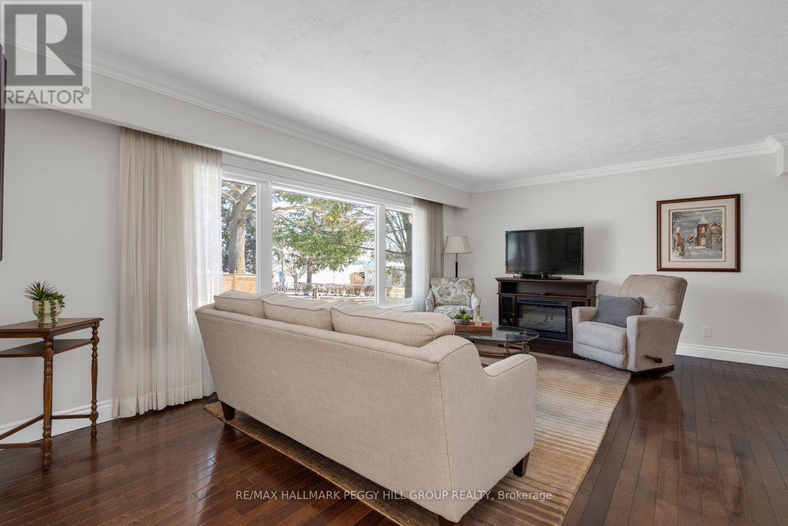 10 Duckworth Street, Barrie, Ontario  L4M 3V8 - Photo 3 - S12982370