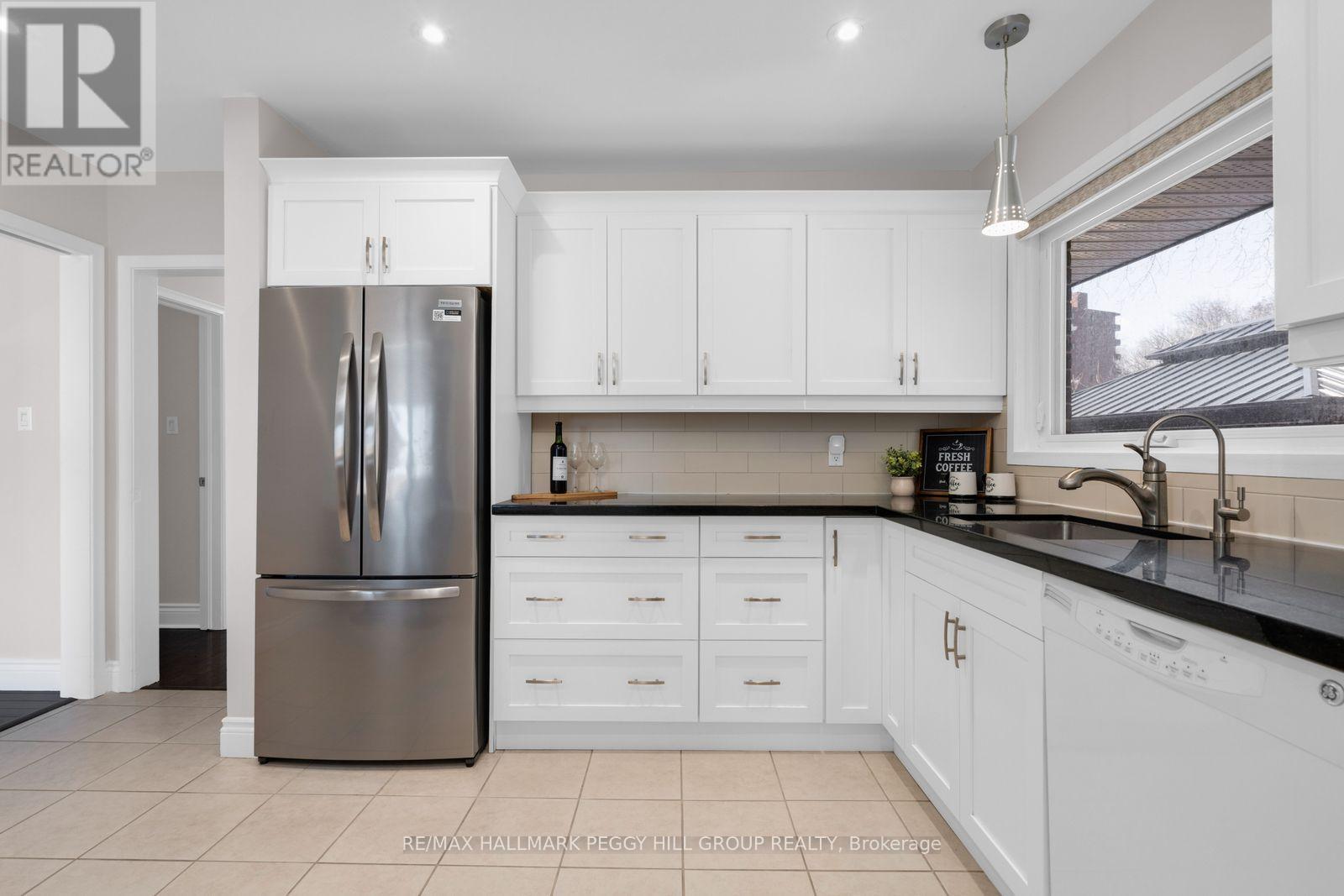 10 Duckworth Street, Barrie, Ontario  L4M 3V8 - Photo 6 - S12982370