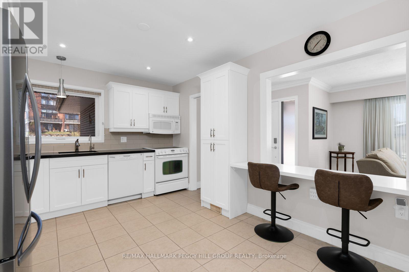 10 Duckworth Street, Barrie, Ontario  L4M 3V8 - Photo 7 - S12982370