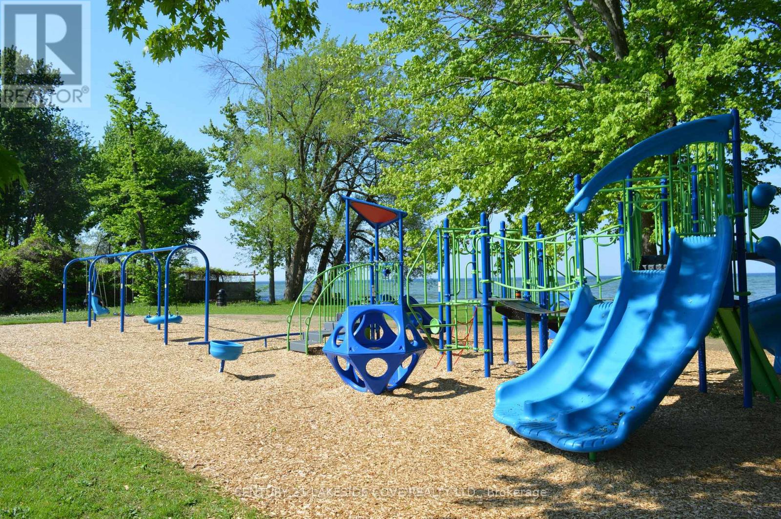 Unit 4 - 4 Paradise Boulevard, Ramara, Ontario  L0K 1B0 - Photo 32 - S12982464