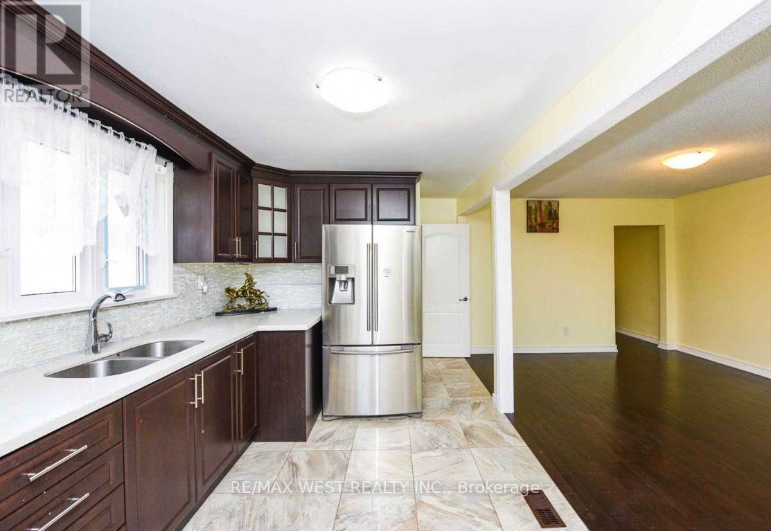 153 Vodden Street E, Brampton, Ontario  L6V 1M6 - Photo 6 - W12743630