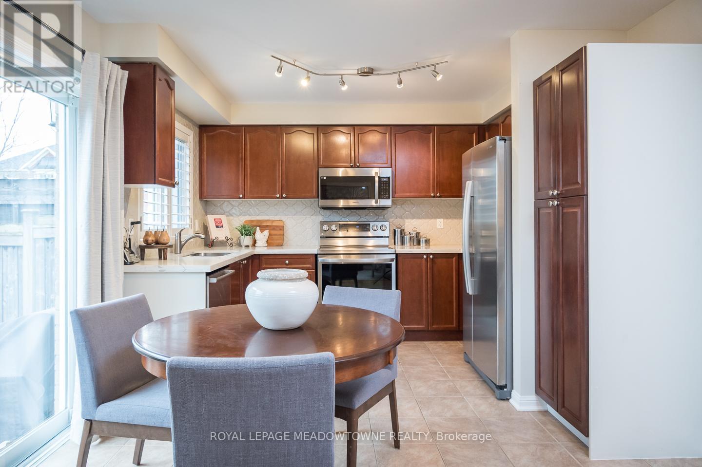 292 Mcdougall Cross, Milton, Ontario  L9T 0N6 - Photo 11 - W12982330