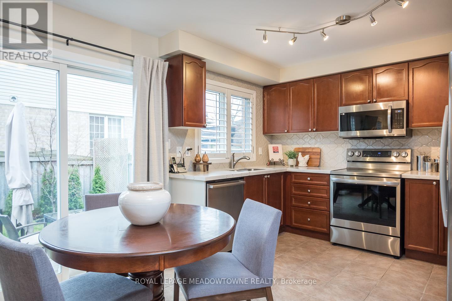 292 Mcdougall Cross, Milton, Ontario  L9T 0N6 - Photo 12 - W12982330